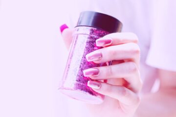 Flashy Fingertips: Elevate Your Manicure with Glamorous Glitter!