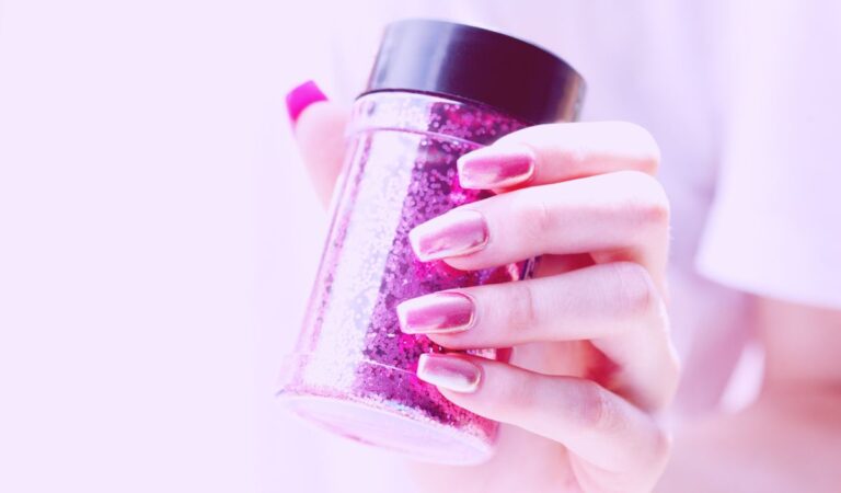 Flashy Fingertips: Elevate Your Manicure with Glamorous Glitter!