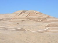 屈服于平静: 探索沙漠中的沙丘仪式